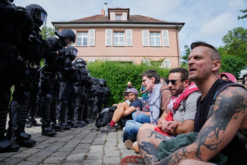 AfD elects leaders as Erfurt protests turn violent